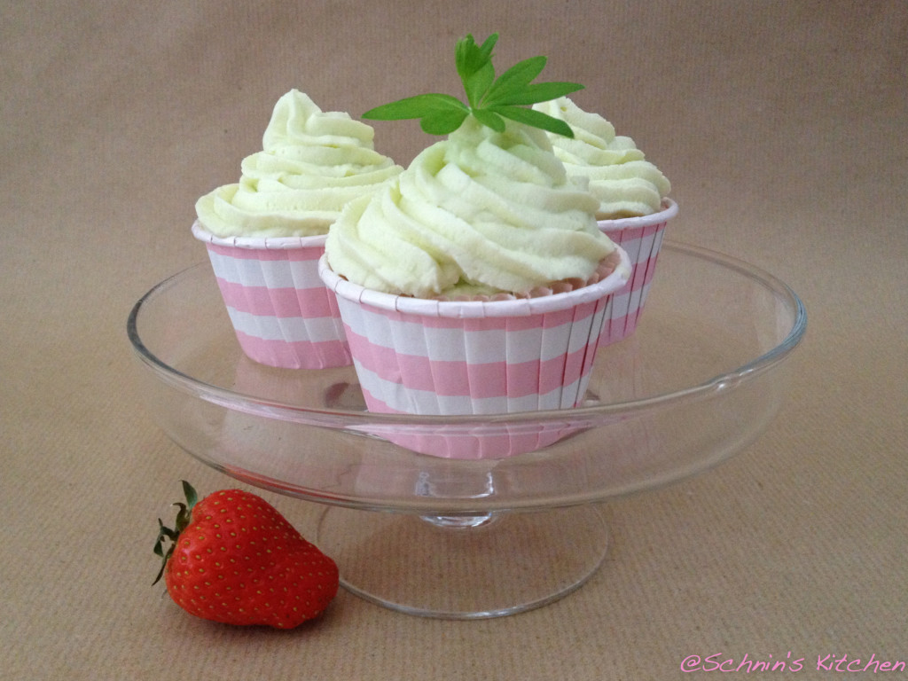 Waldmeister-Erdbeer-Cupcakes - Schnin&amp;#39;s Kitchen