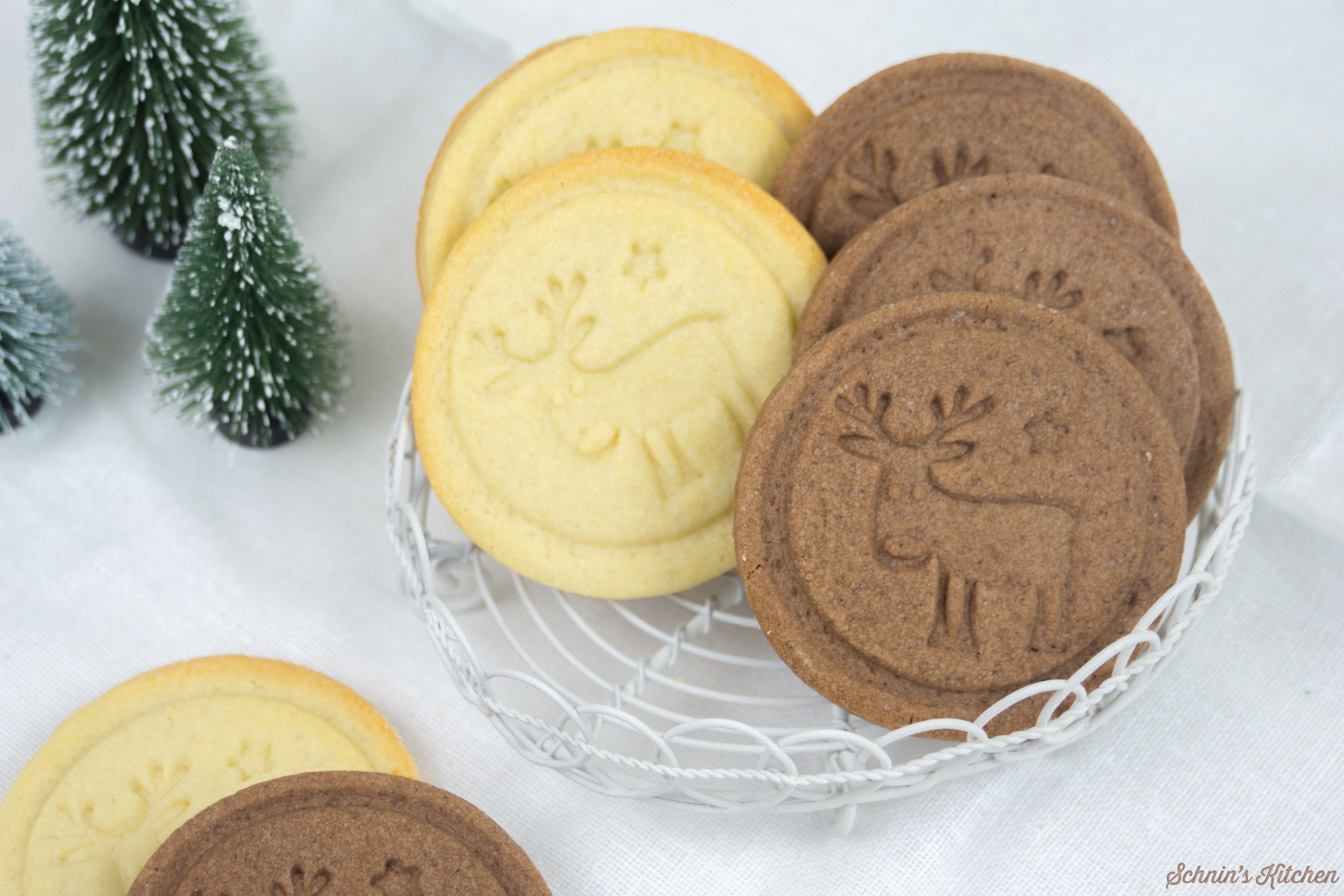 Zuckersüße Rudolph-Cookies und der perfekte Teig für alle Keksstempel und Ausstechplätzchen. Behält beim Backen prima seine Form. | www.schninskitchen.de