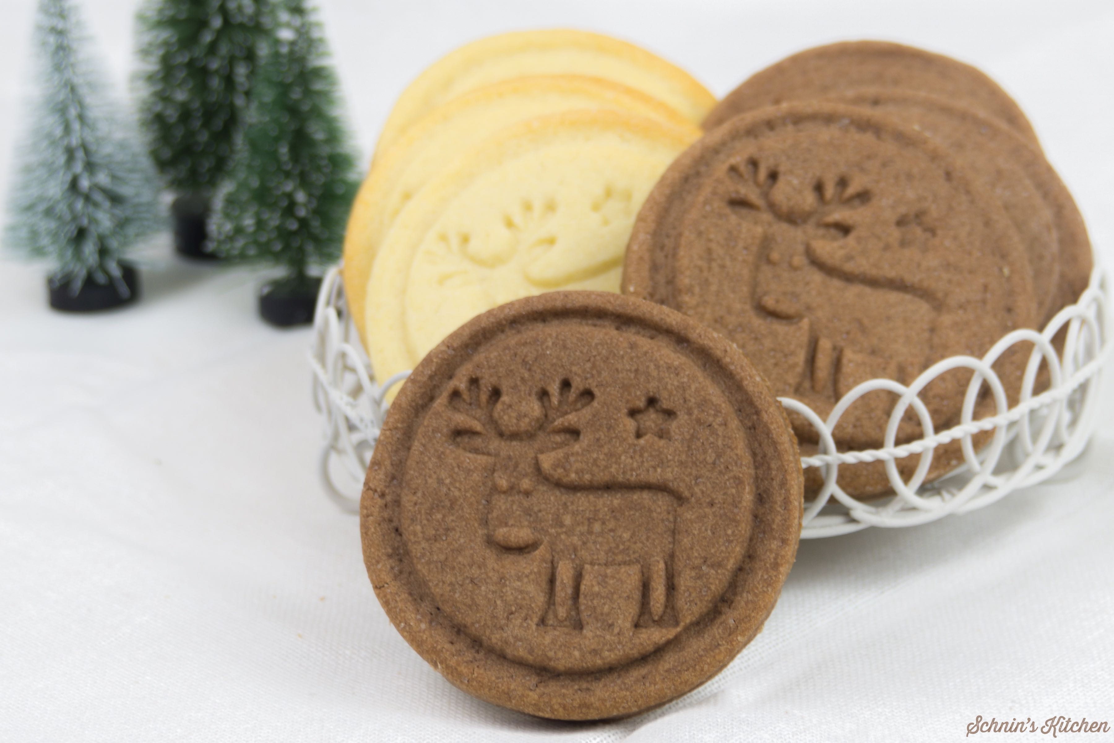 Zuckersüße Rudolph-Cookies und der perfekte Teig für alle Keksstempel und Ausstechplätzchen. Behält beim Backen prima seine Form. | www.schninskitchen.de