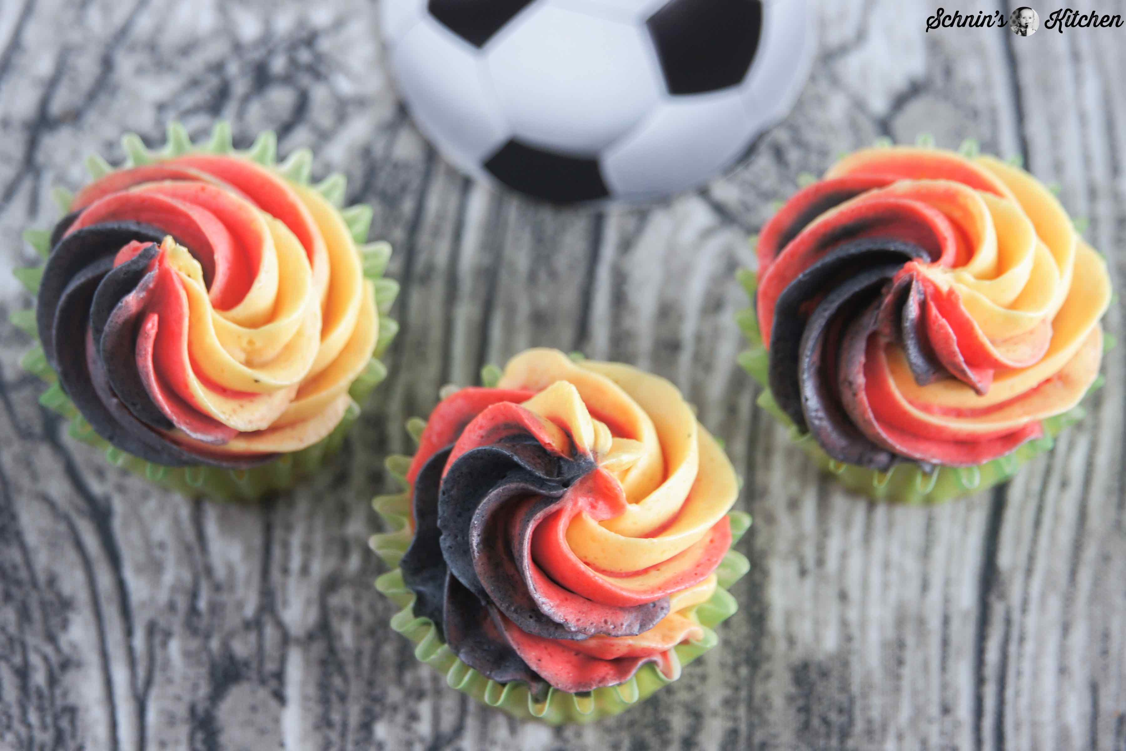Deutschland-Cupcakes für die WM - fluffiger Vanilleteig mit Frosting in Deutschland-Farben. Der Glücksbringer für die Fußballparty. | www.schninskitchen.de