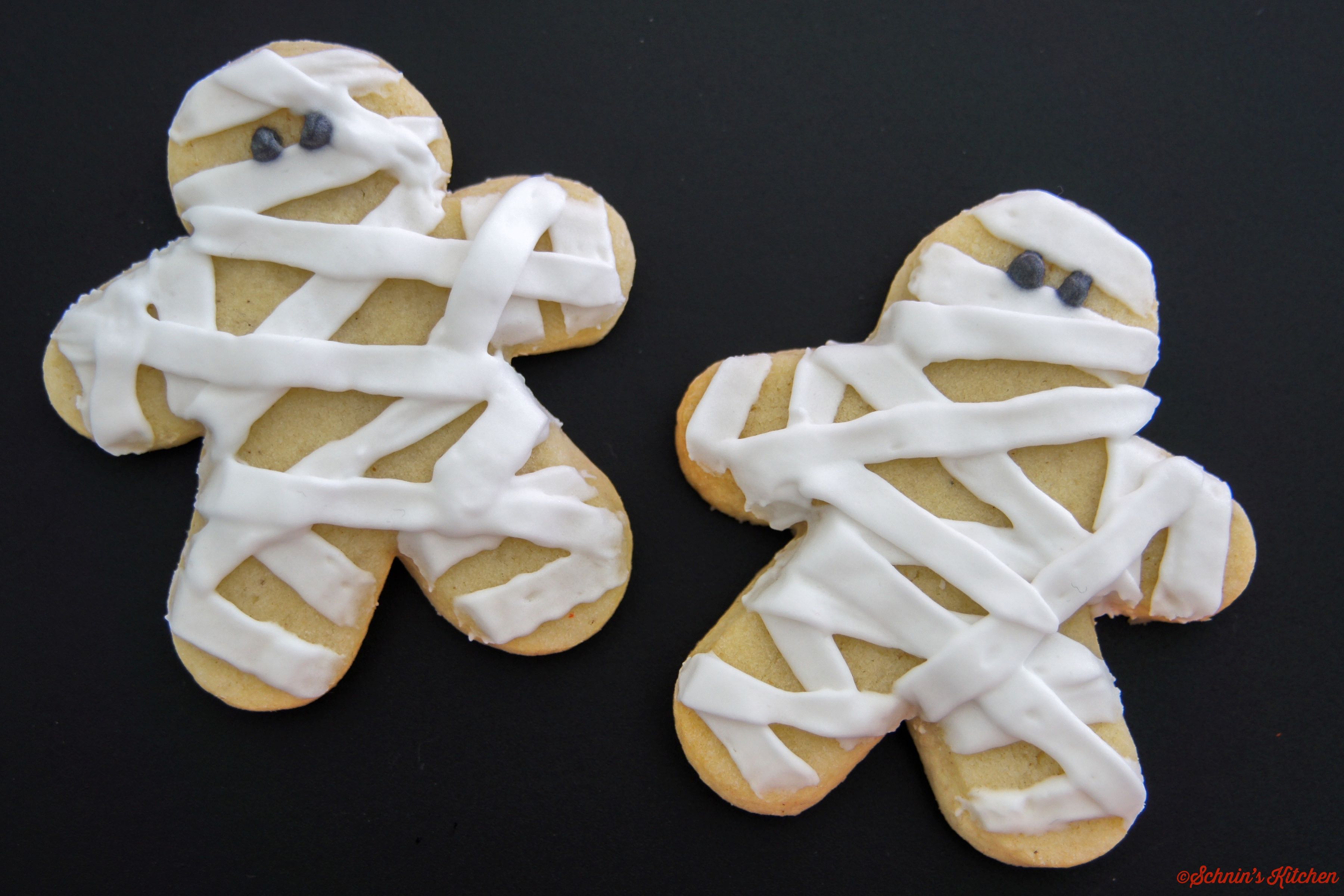 Gruselig-schöne Mumien-Cookies für Halloween mit Royal Icing Glasur - www.schninskitchen.de