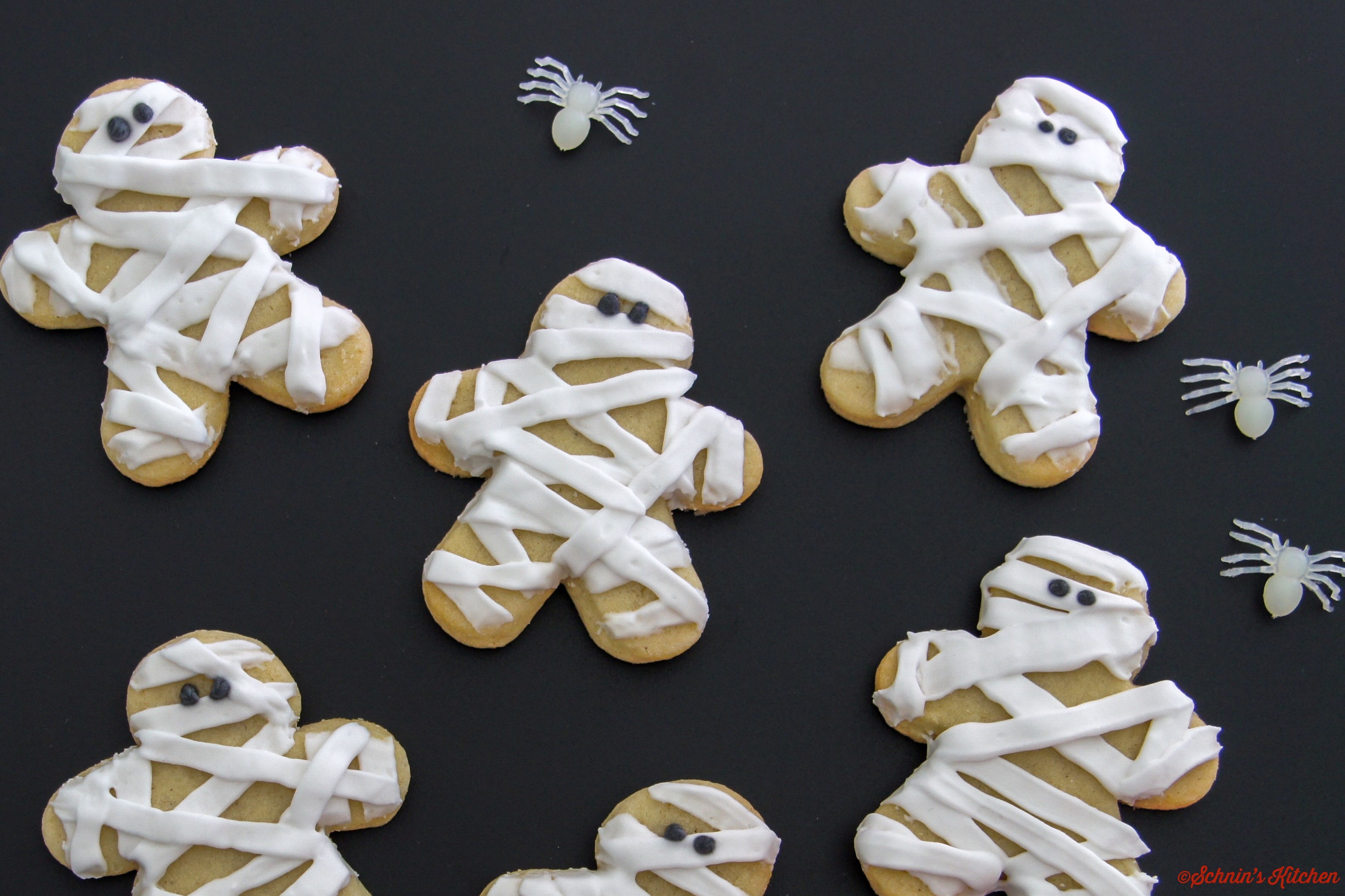 Gruselig-schöne Mumien-Cookies für Halloween mit Royal Icing Glasur - www.schninskitchen.de
