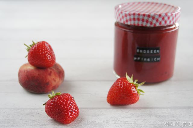 Weißer-Pfirsich-Erdbeer-Marmelade mit Vanille - Schnin&amp;#39;s Kitchen