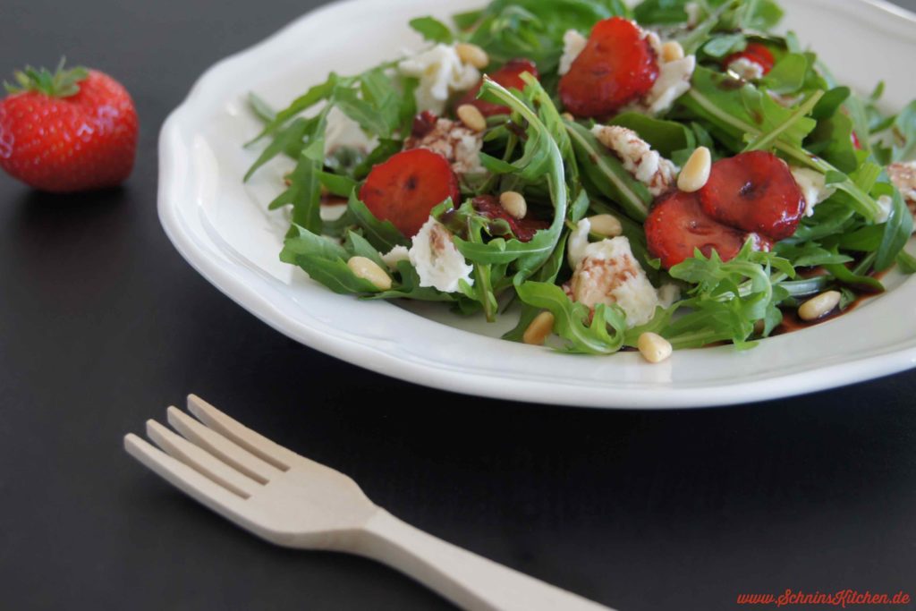 Rucola-Salat mit marinierten Erdbeeren &amp; Mozzarella - Schnin&amp;#39;s Kitchen