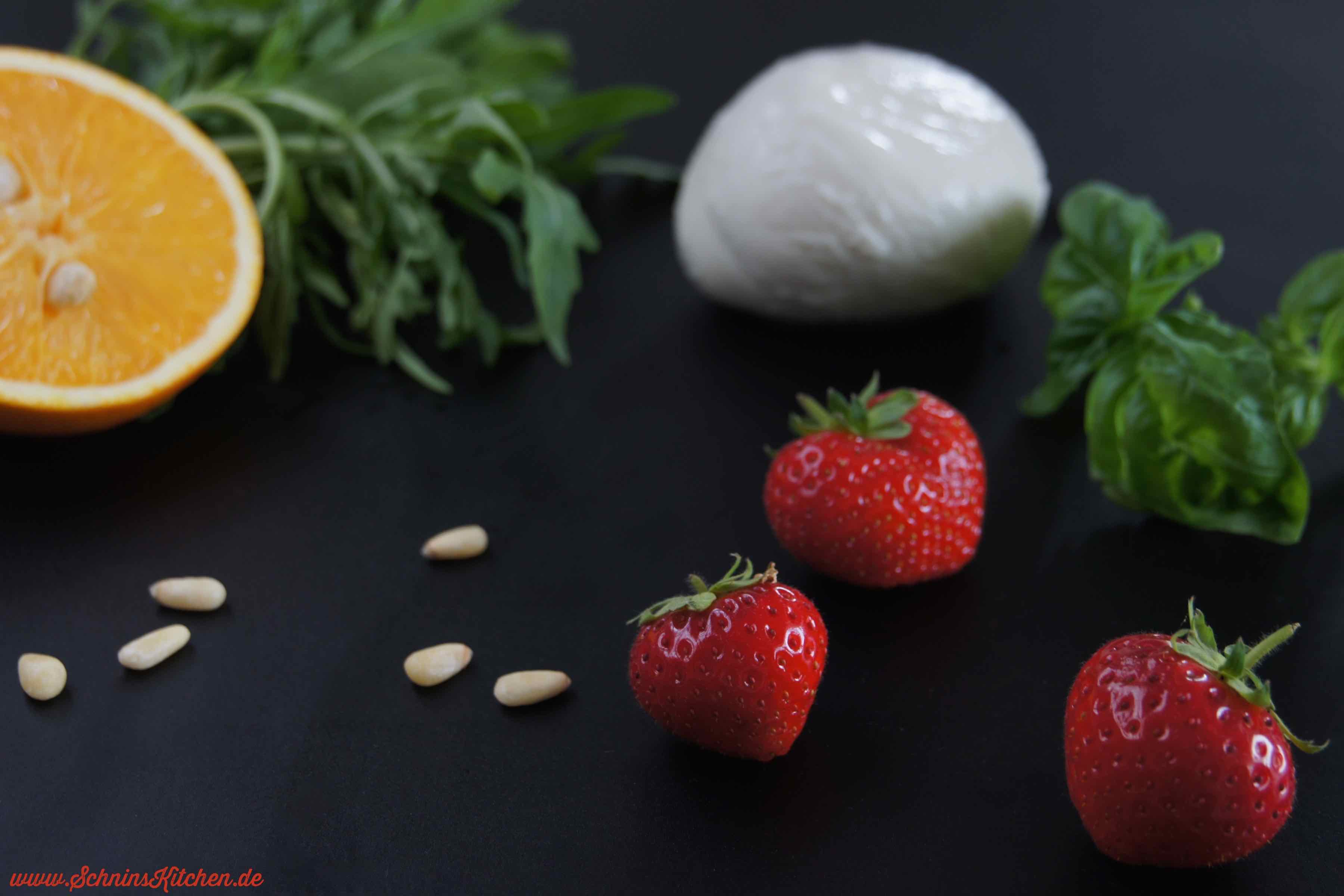 Schnin's Kitchen: Rucola-Salat mit marinierten Erdbeeren, Mozzarella & gerösteten Pinienkernen