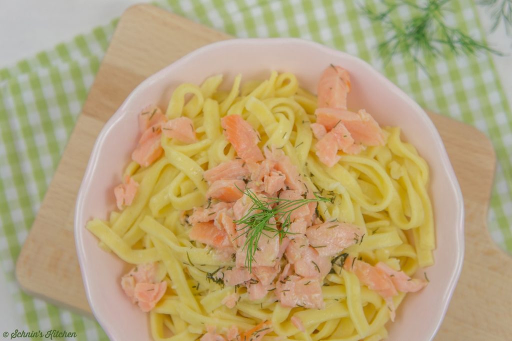 Selbstgemachte Nudeln mit Lachs und Honig-Senf-Sauce - Schnin&amp;#39;s Kitchen