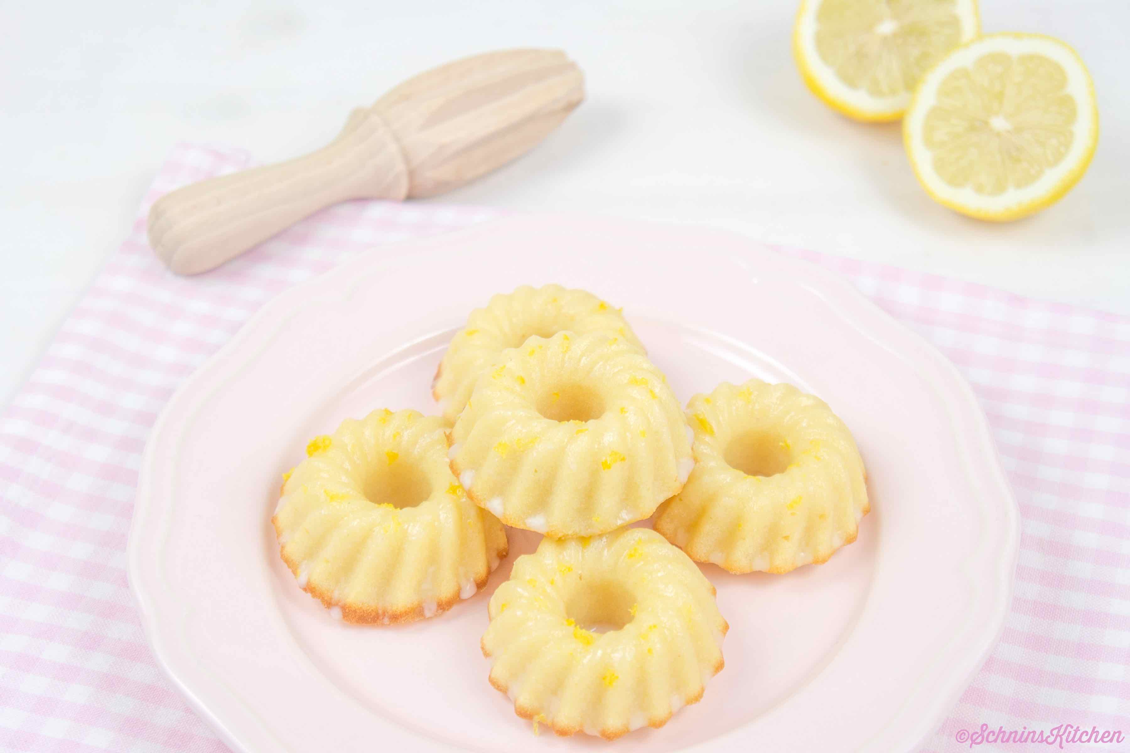 Kleine Zitronen-Gugelhupfe - kleine, feine Kuchen mit Zitrone und Glasur | www.schninskitchen.de