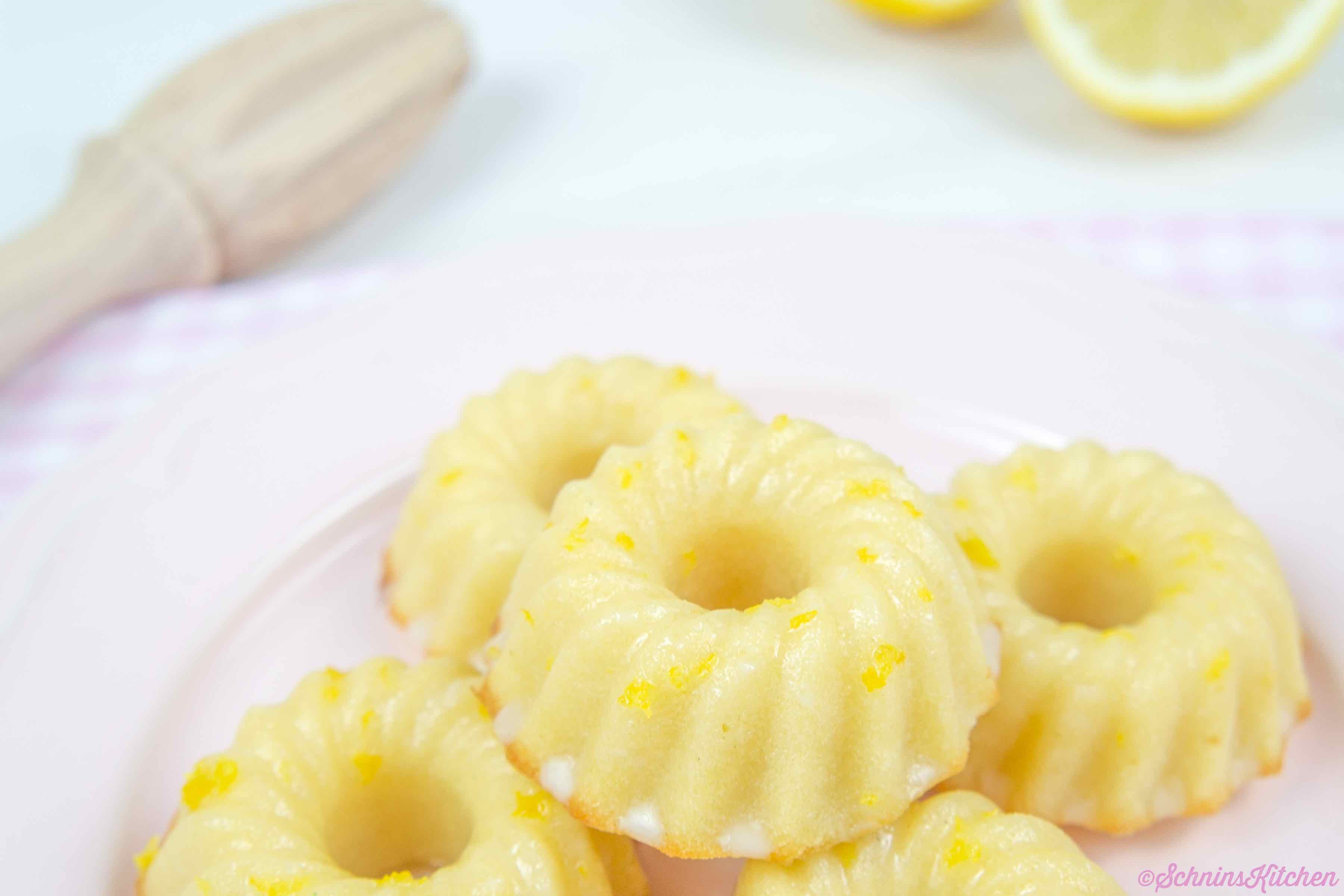 Kleine Zitronen-Gugelhupfe - kleine, feine Kuchen mit Zitrone und Glasur | www.schninskitchen.de