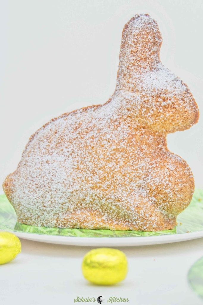 Osterhasenkuchen aus feinem Sandkuchenteig mit Amaretto. Das perfekte Rezept zu Ostern für die Osterhasen-Backform. | www.schninskitchen.de