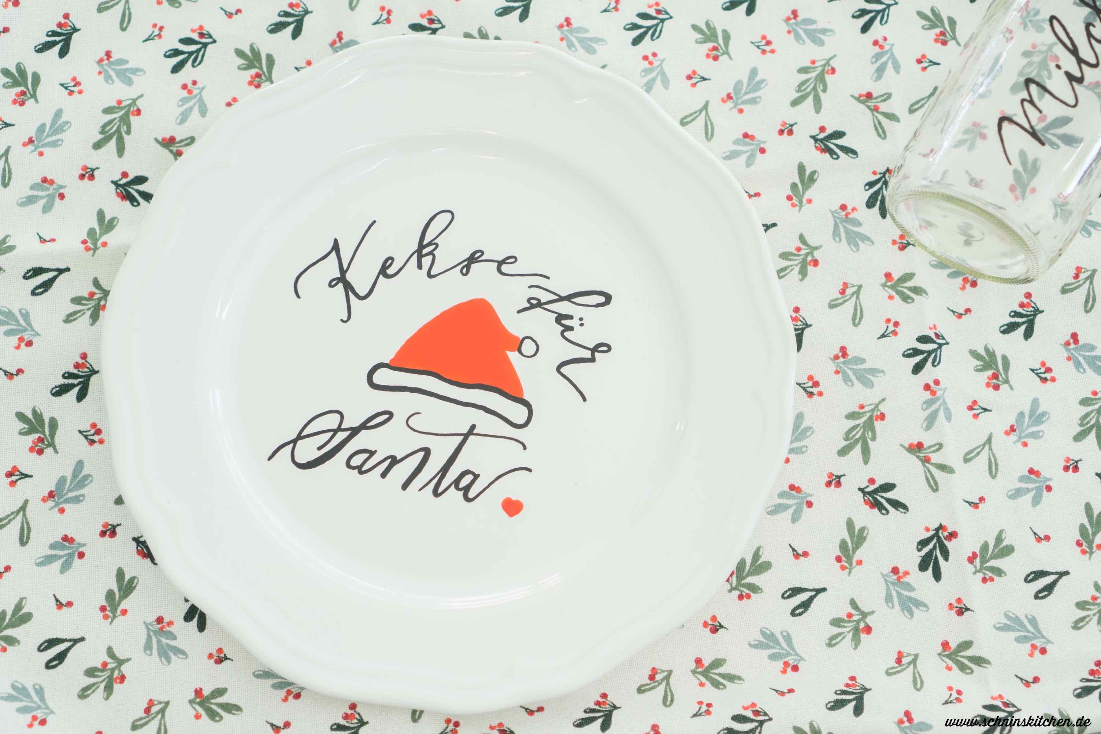 DIY Kekse für den Weihnachtsmann (Cookies for Santa) - Geschirr bemalen mit Lettering | www.schninskitchen.de