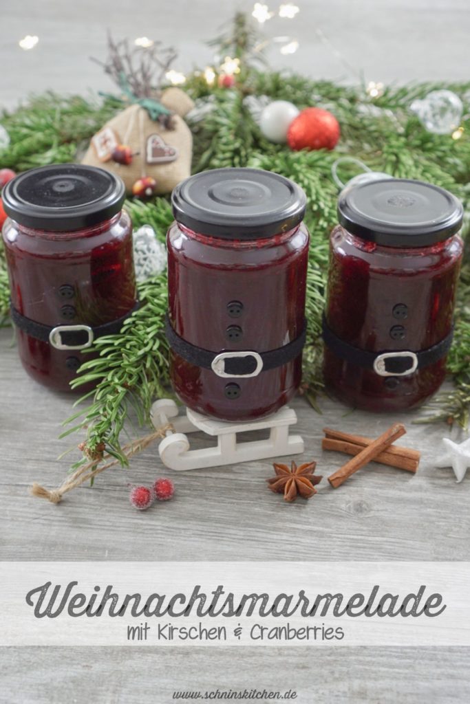 Leckere Weihnachtsmarmelade mit Kirschen und Cranberries im DIY Weihnachtsmannglas - ein tolles Rezept für leckeren Fruchtaufstrich | www.schninskitchen.de