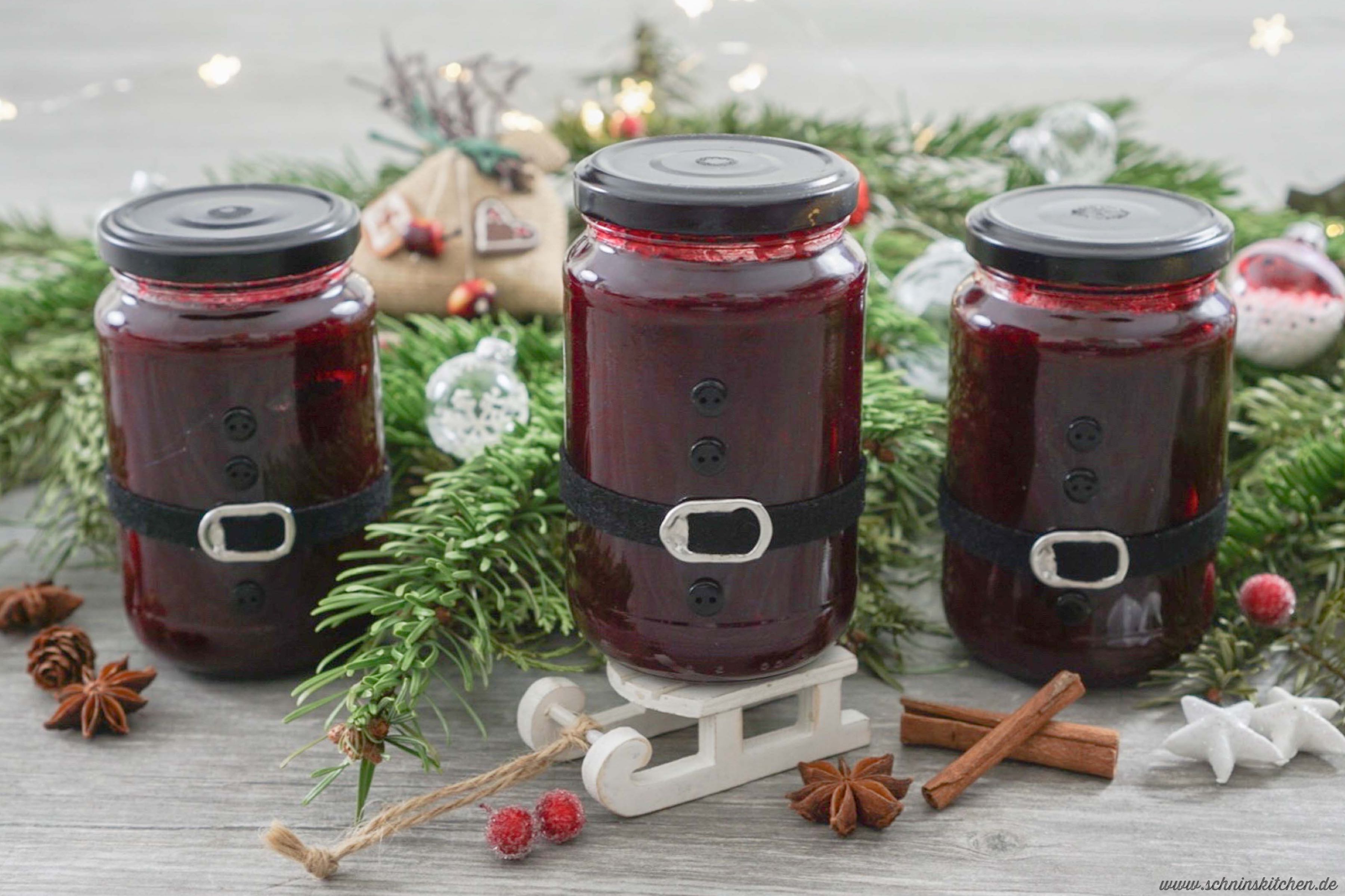 Leckere Weihnachtsmarmelade mit Kirschen und Cranberries im DIY Weihnachtsmannglas - ein tolles Rezept für leckeren Fruchtaufstrich | www.schninskitchen.de