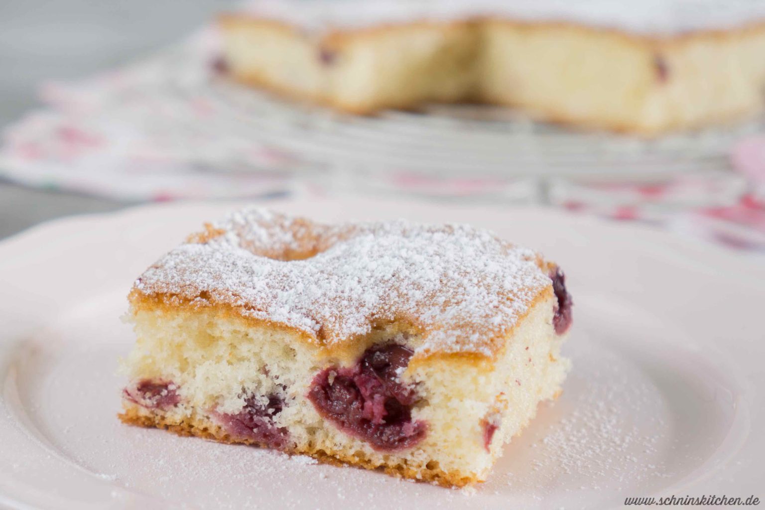 Blitzkuchen mit Kirschen - Schneller Kirschkuchen vom Blech - Schnin&amp;#39;s ...