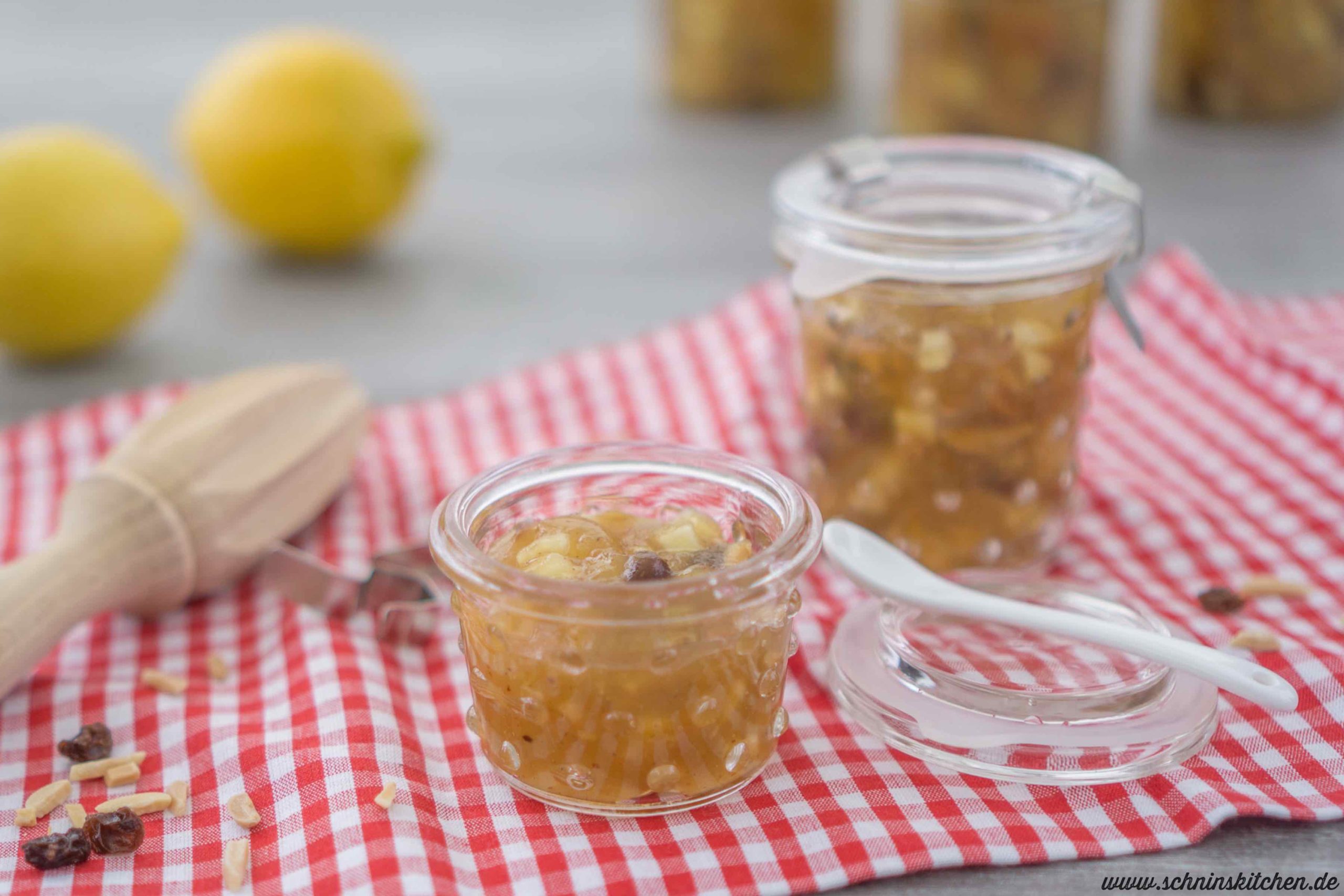 Apfelstrudelmarmelade selber kochen. Ein Rezept für leckeren Brotaufstrich aus Äpfeln, der schmeckt wie Apfelstrudel im Glas. | www.schninskitchen.de