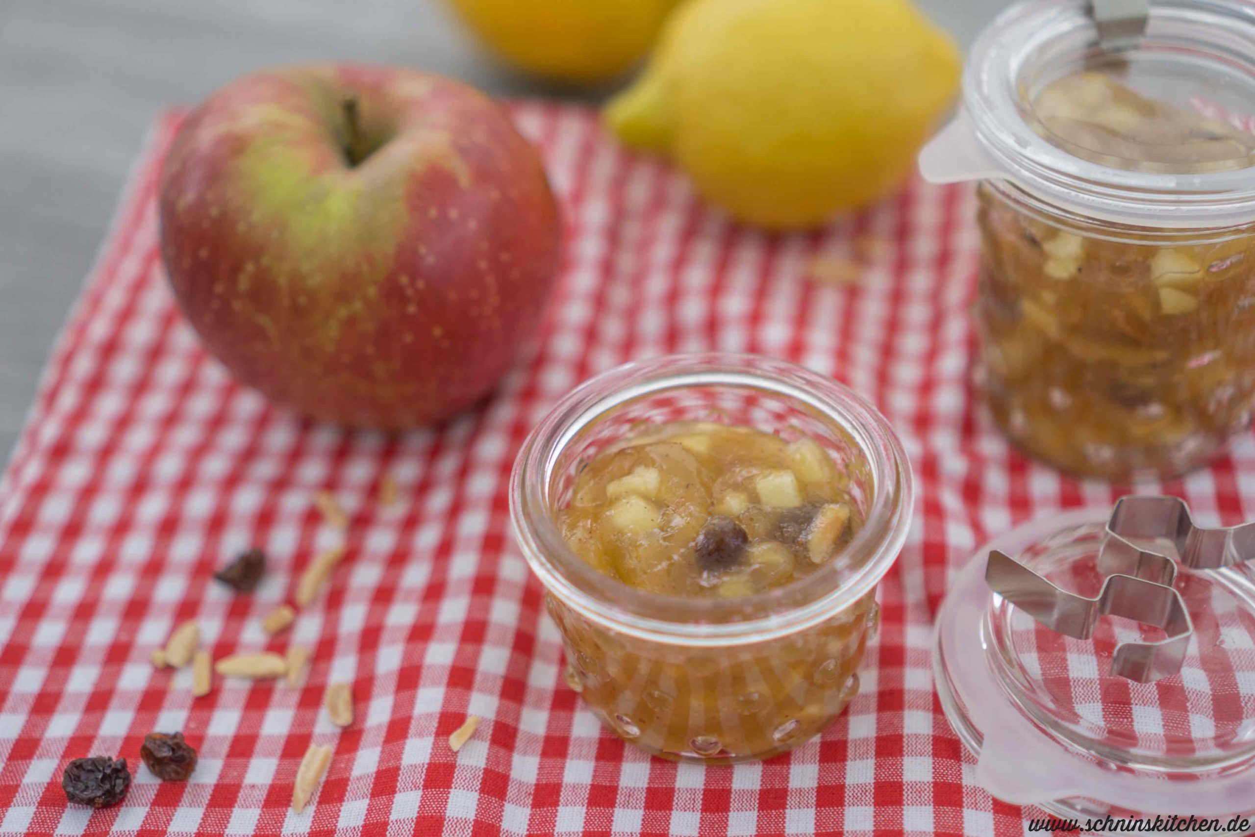 Apfelstrudelmarmelade selber kochen. Ein Rezept für leckeren Brotaufstrich aus Äpfeln, der schmeckt wie Apfelstrudel im Glas. | www.schninskitchen.de